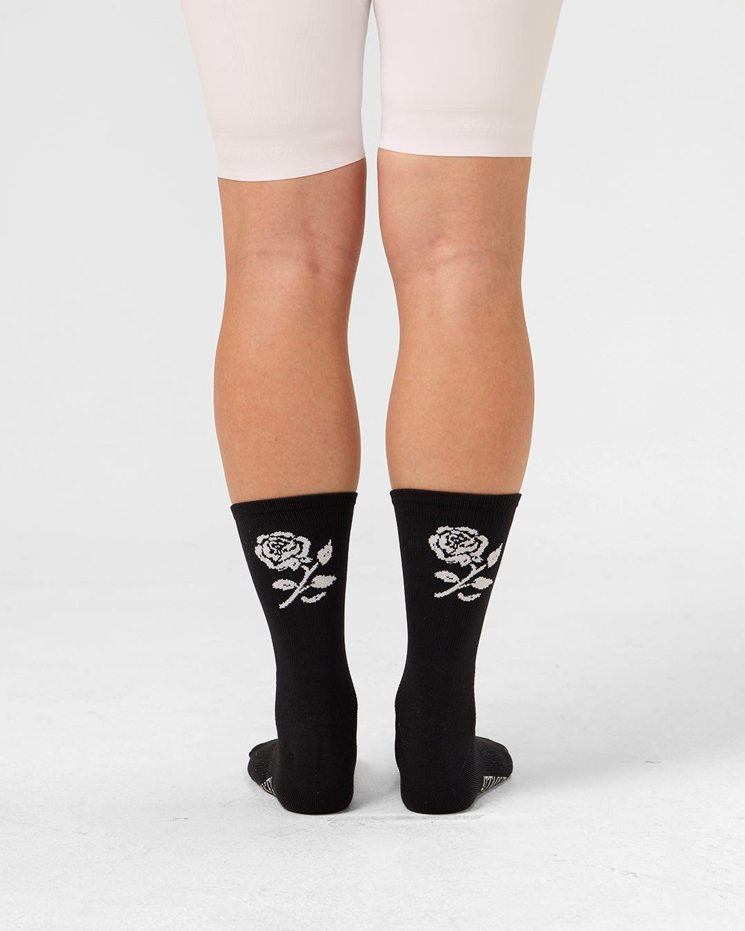 atq-deus-rose-socks-black|Model