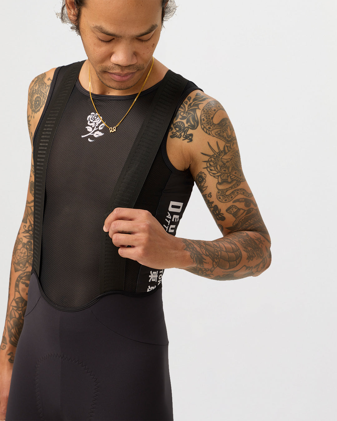atq-deus-rose-bib-short-black|Model