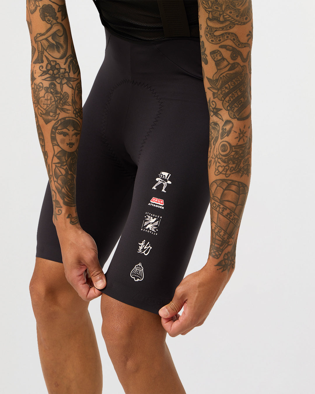 atq-deus-rose-bib-short-black|Flatlay