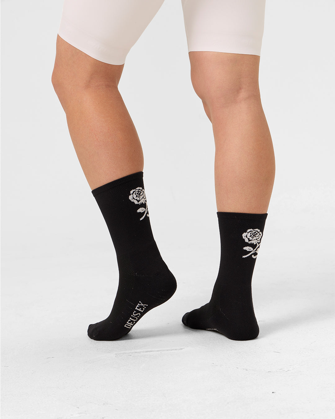 atq-deus-rose-socks-black|Model
