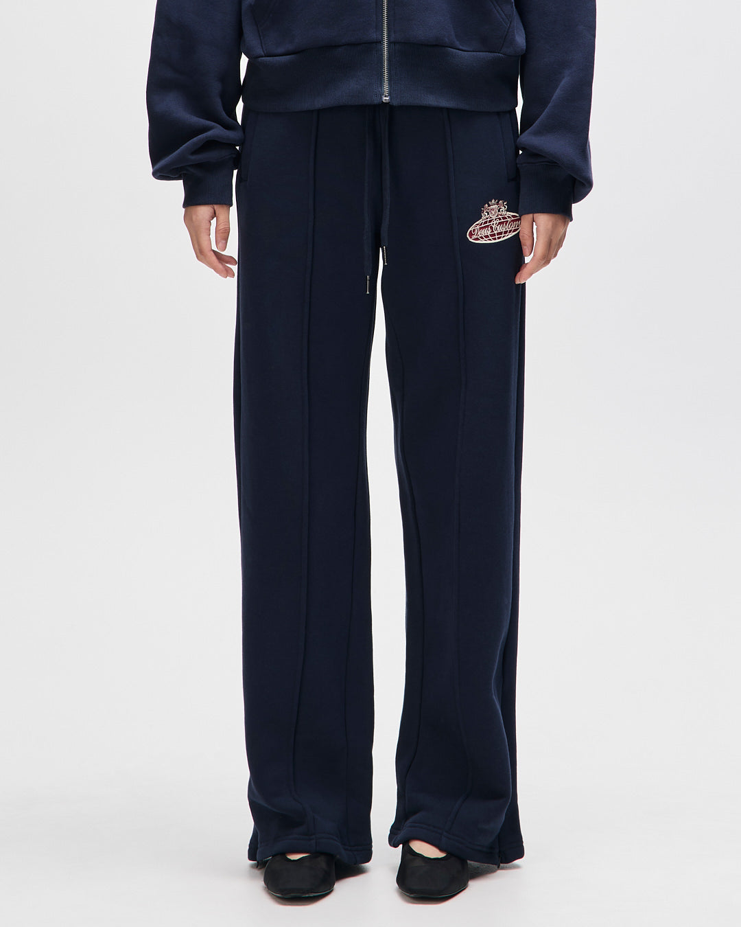 queens-trackpant-pageant-blue|Model