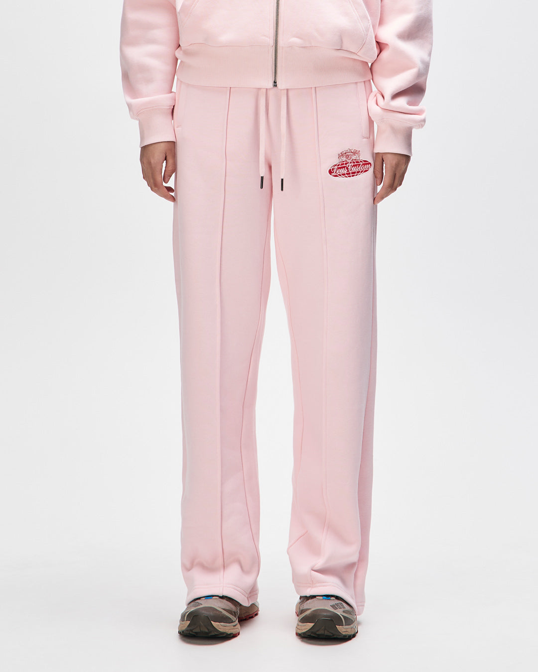 queens-trackpant-veiled-pink|Model