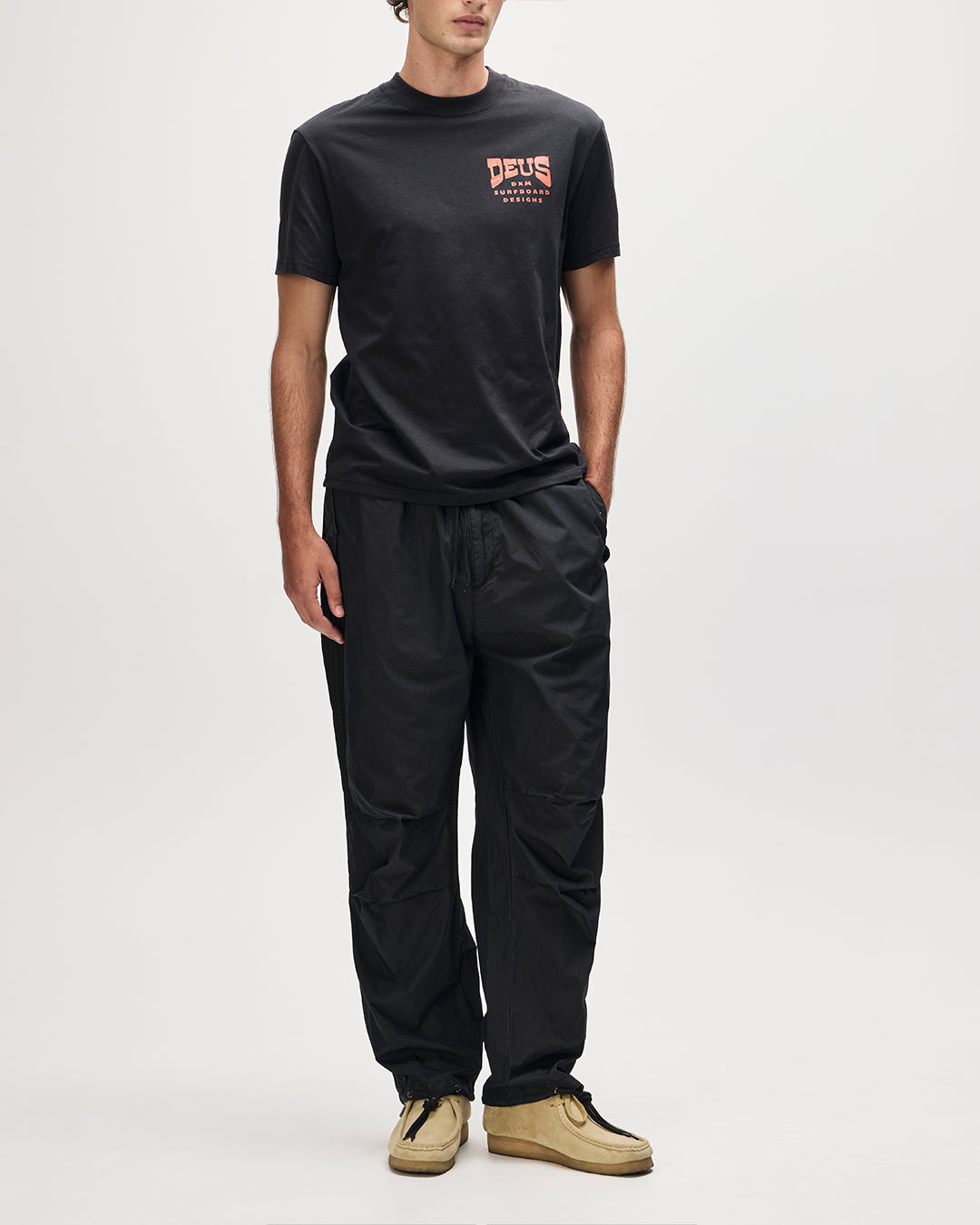 Deus Stinger Tee Black |Model