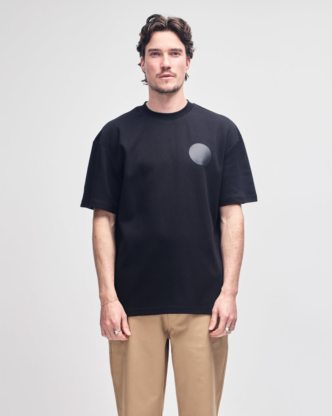 munich-address-tee-black|Model