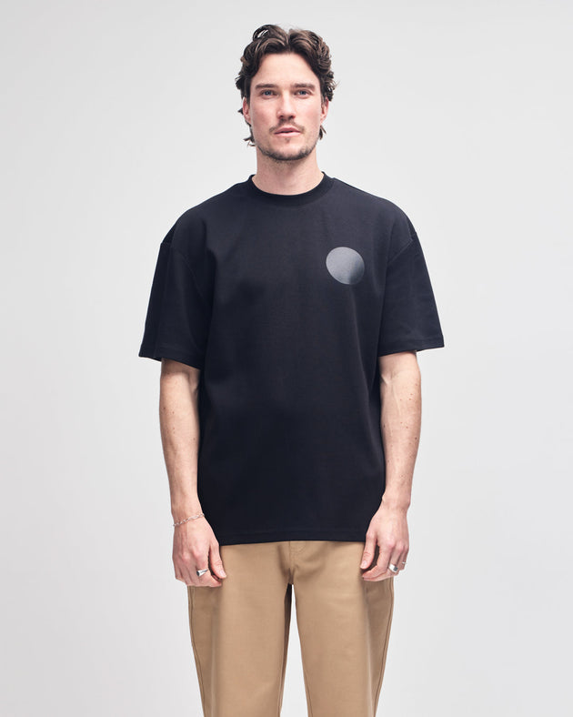 munich-address-tee-black|Model