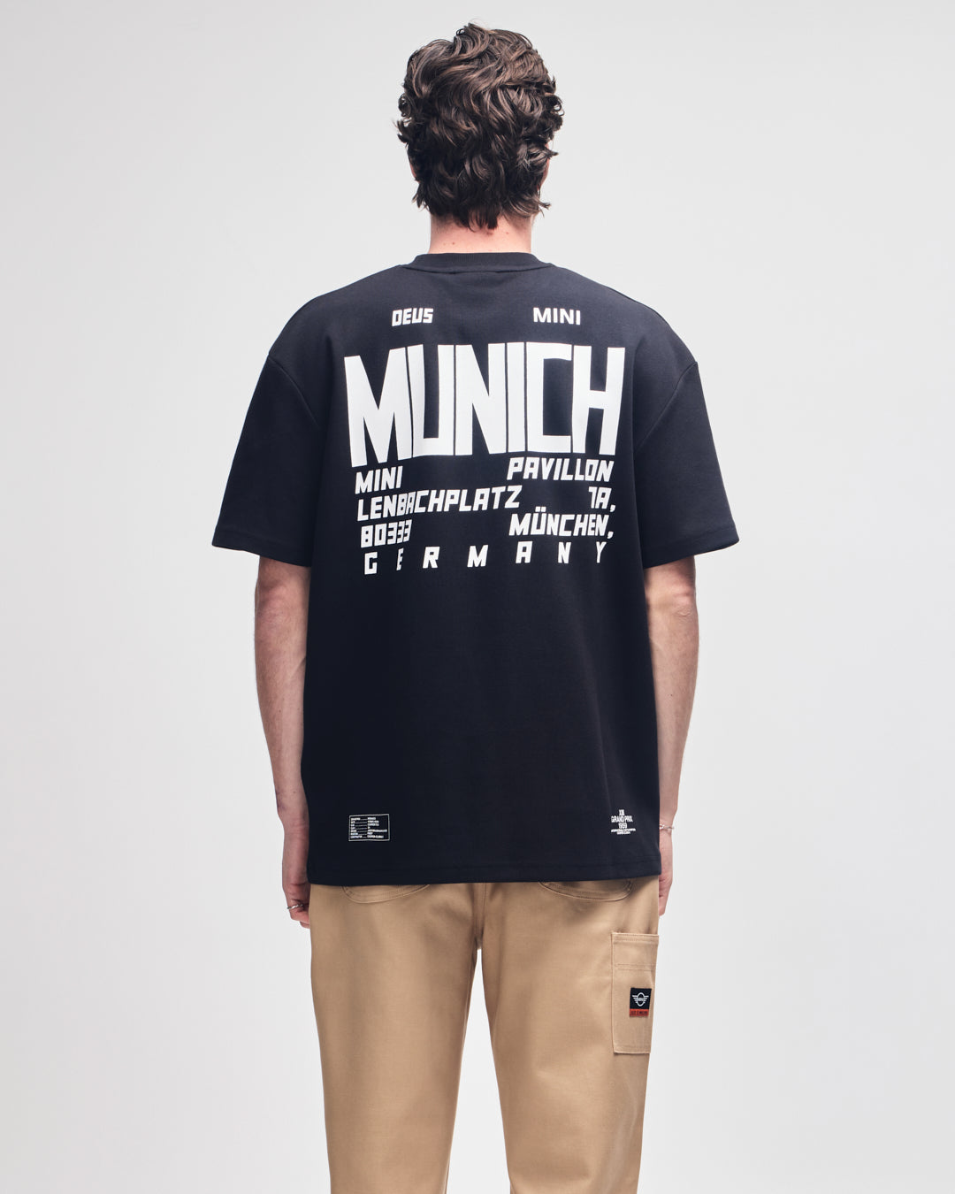 munich-address-tee-black|Model