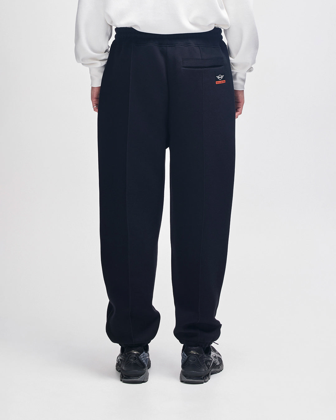 mini-trackpant-black|Model