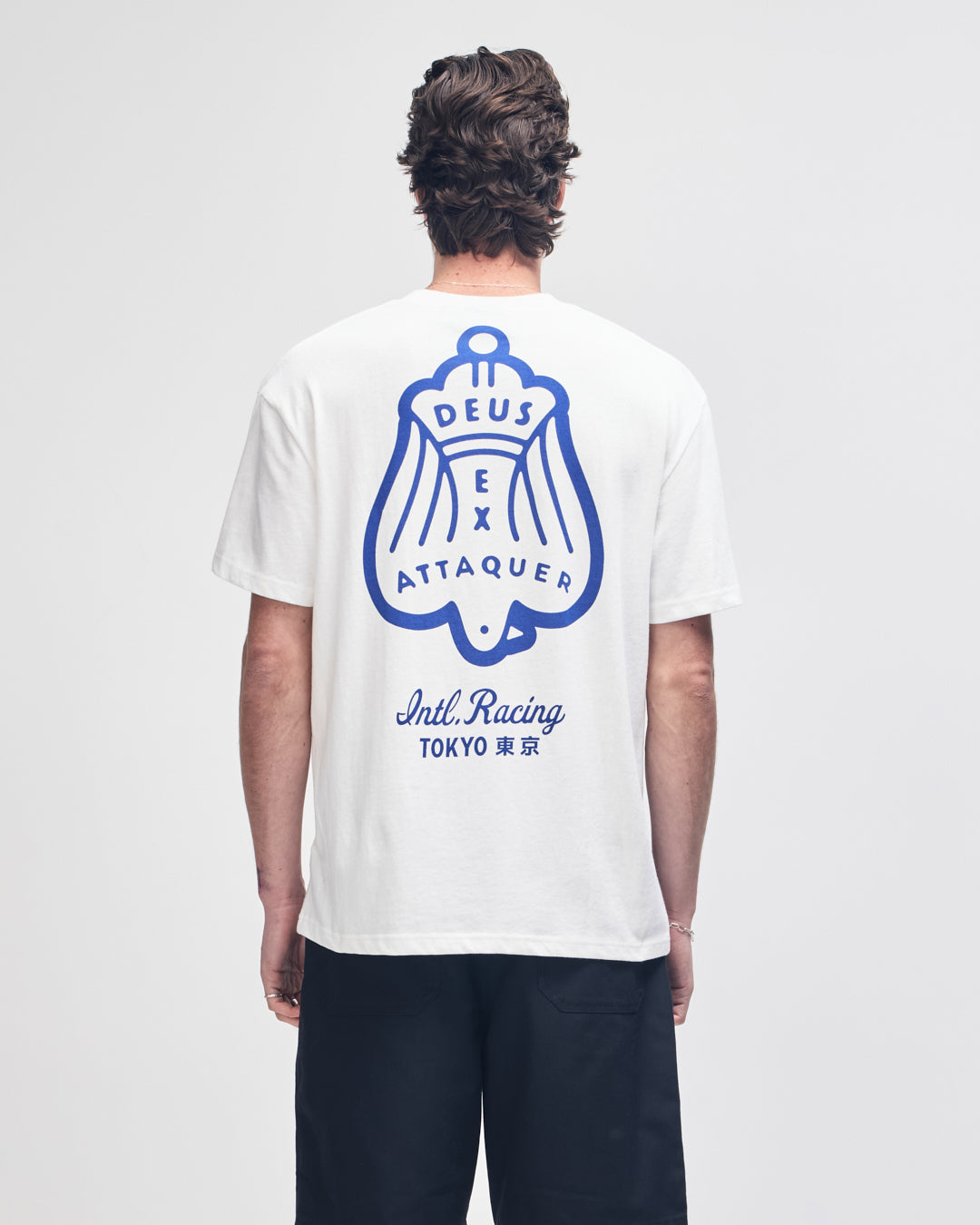 massive-attaq-tee-vintage-white|Model