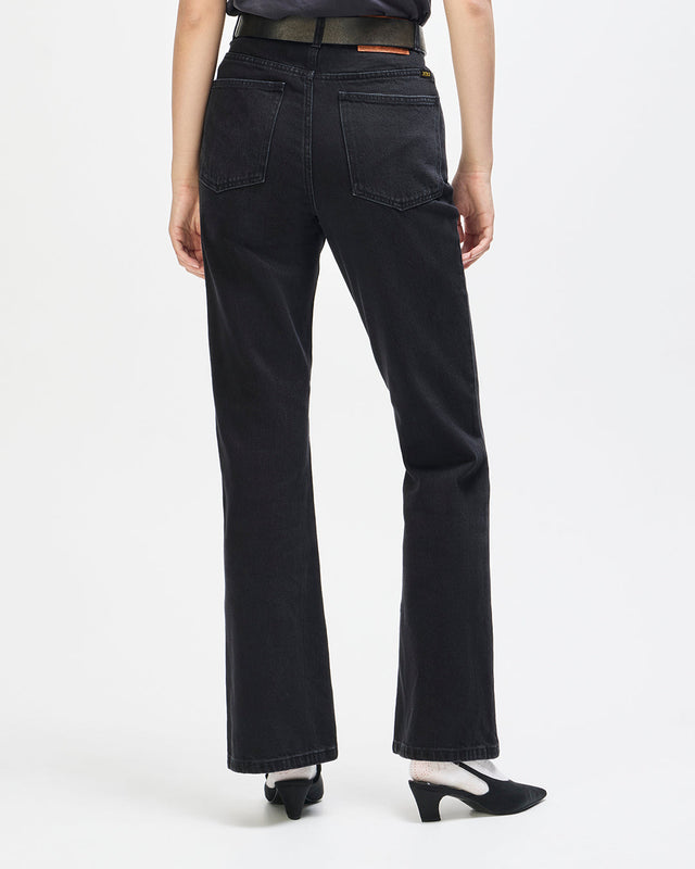 Curve Line Bootcut Jean - Washed Black
