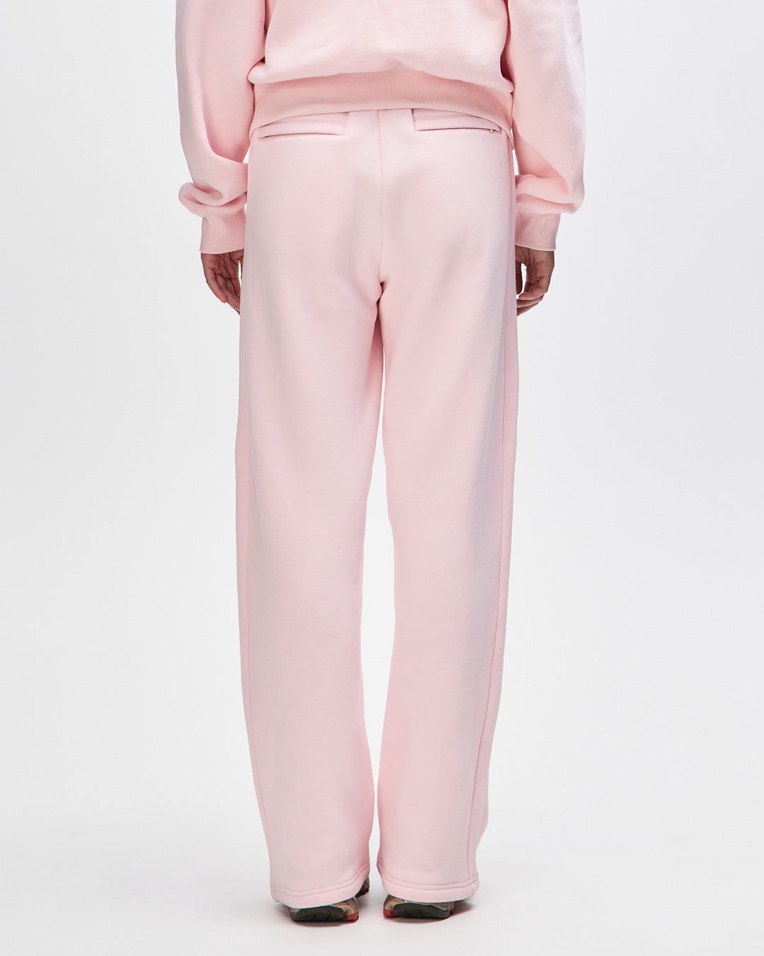queens-trackpant-veiled-pink|Model