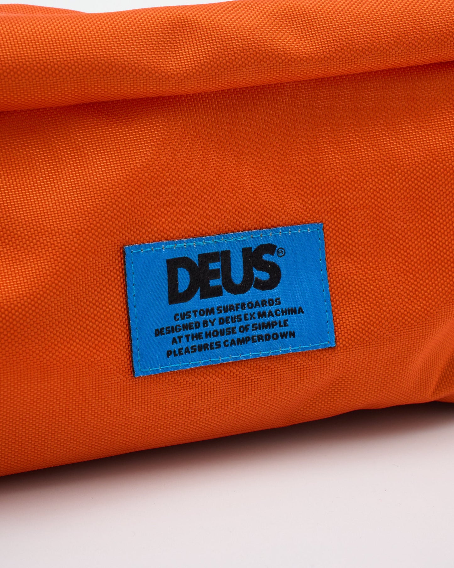 shoreline-wash-bag-mandarin-orange|Model