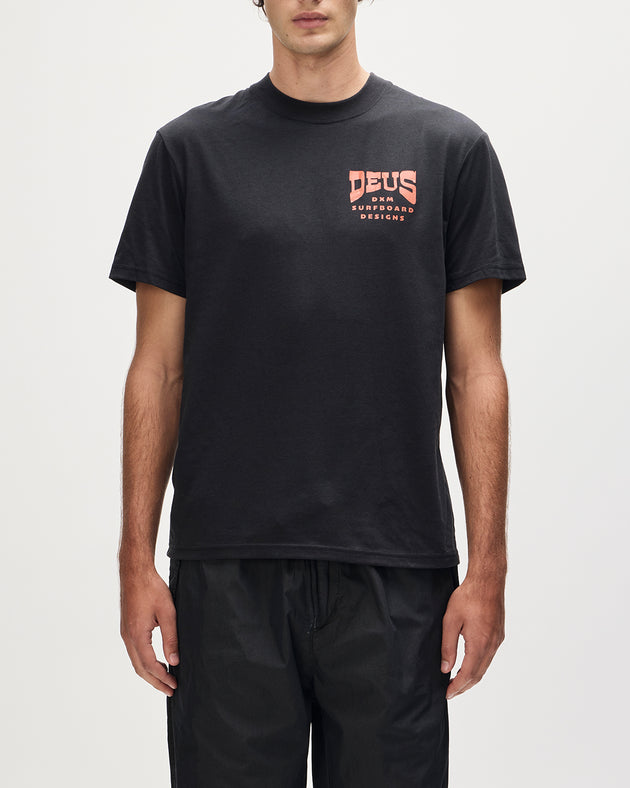 Deus Stinger Tee Black |Model