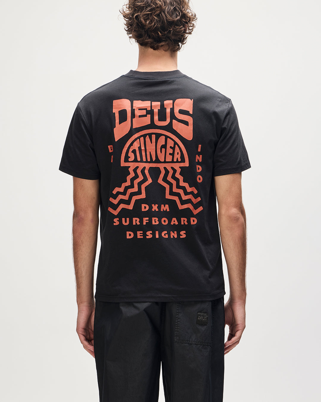 Deus Stinger Tee Black |Model