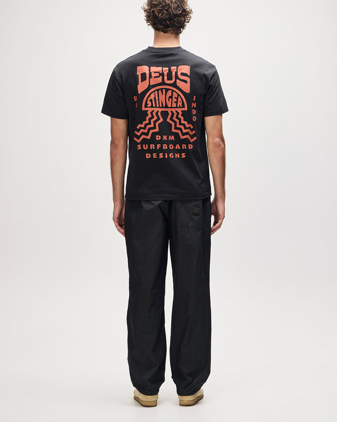 Deus Stinger Tee Black |Model