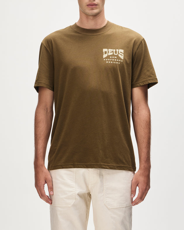 Deus Stinger Tee Dark Olive|Model