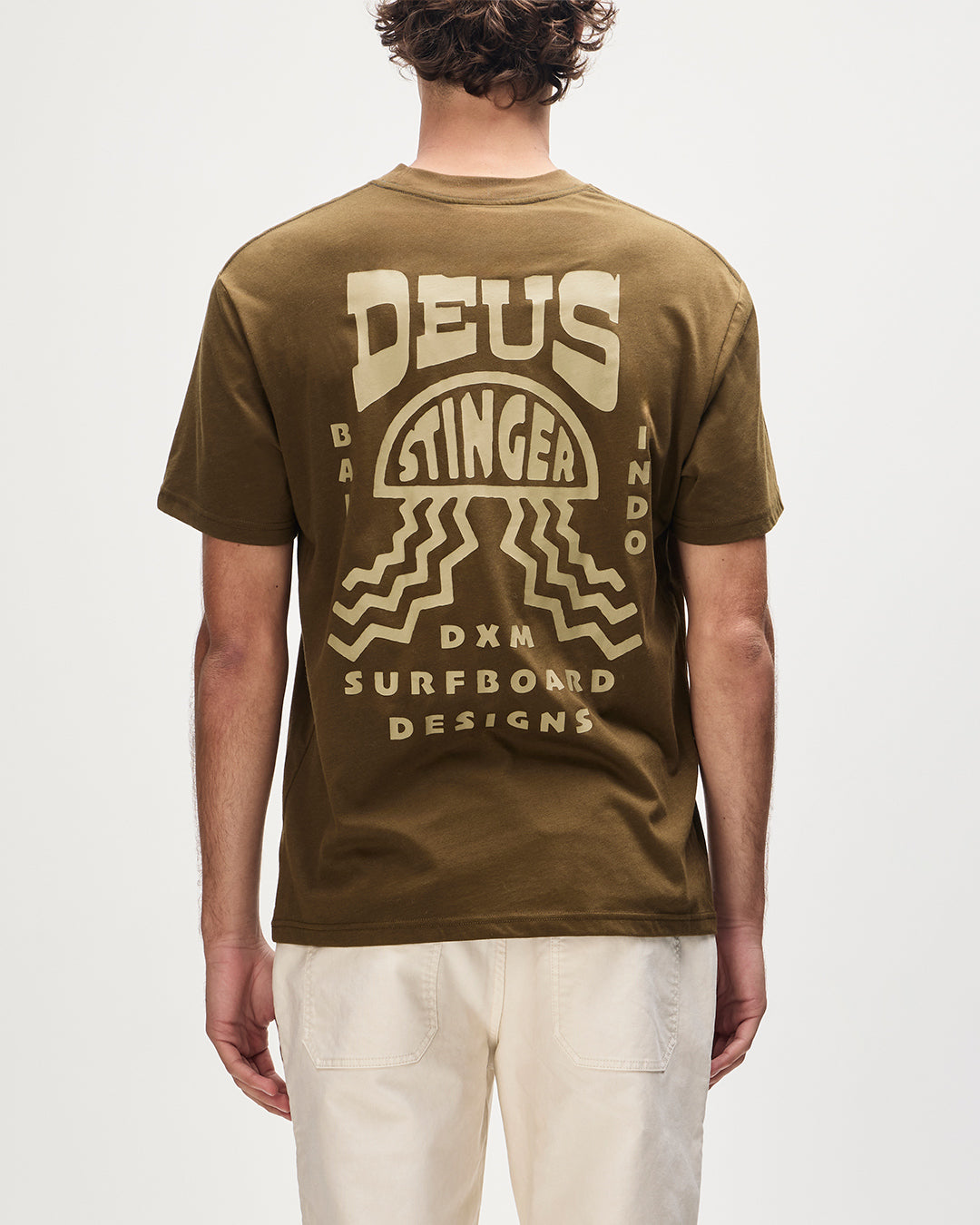 Deus Stinger Tee Dark Olive|Model