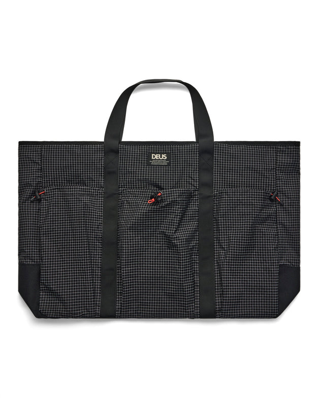 ayton-tote-black|Model