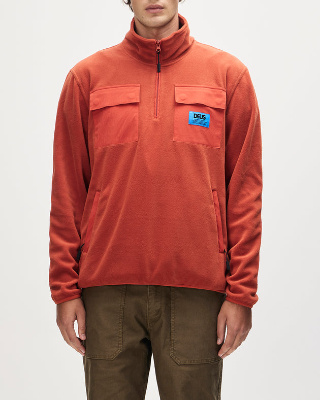 Deus Section Zip Neck Fleece Terracotta|Model